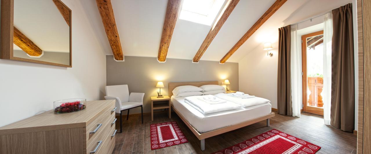 Two-Bedroom Apartment Balcony Attic,536285391:JPEG